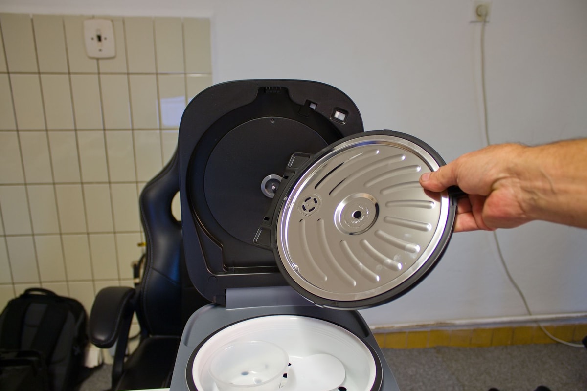 vnitřní část víka rýžovaru SENCOR SRM 3900 BK, recenze Testado