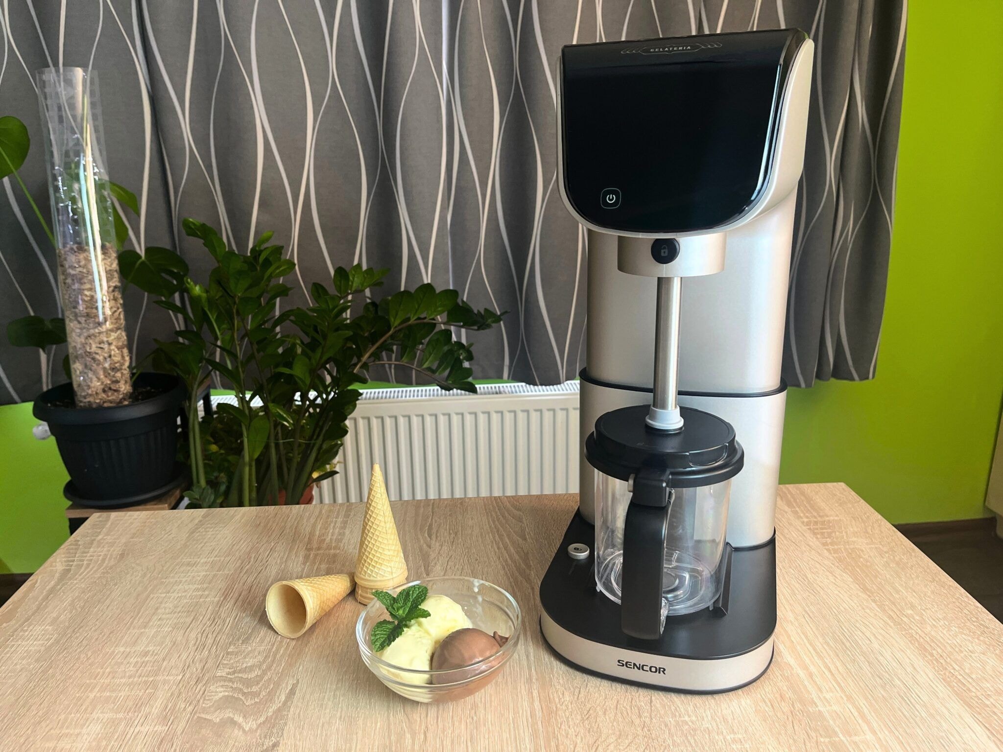 Recenze zmrzlinovače Sencor Gelateria SIC 5050WS - úvodní obrázek