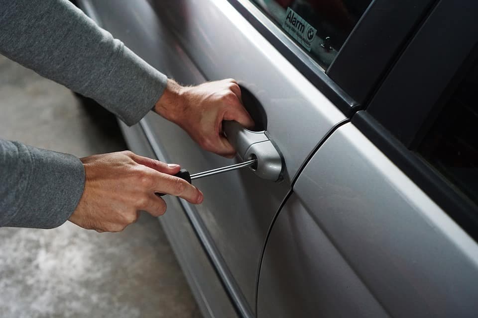 Zlodej krade vůz - recenze autoalarmů GSM