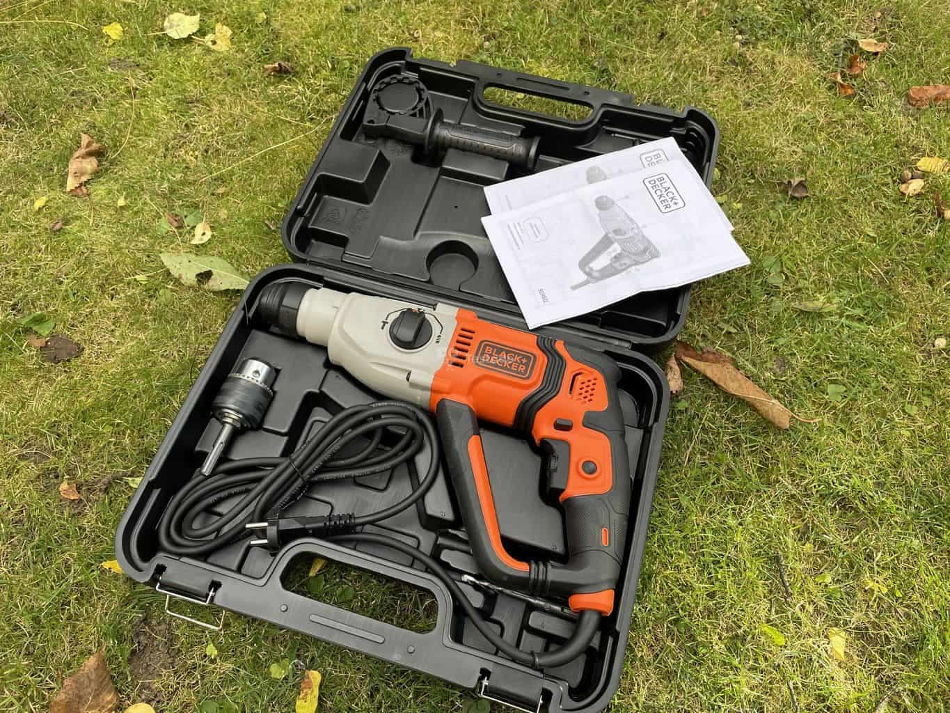 Recenze vrtacího a sekacího kladiva Black & Decker BEHS02K