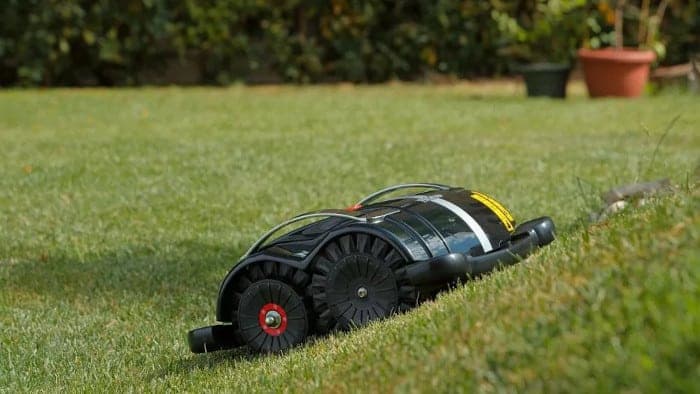 dostupná robotická sekačka ZCS Tech line D6 recenze