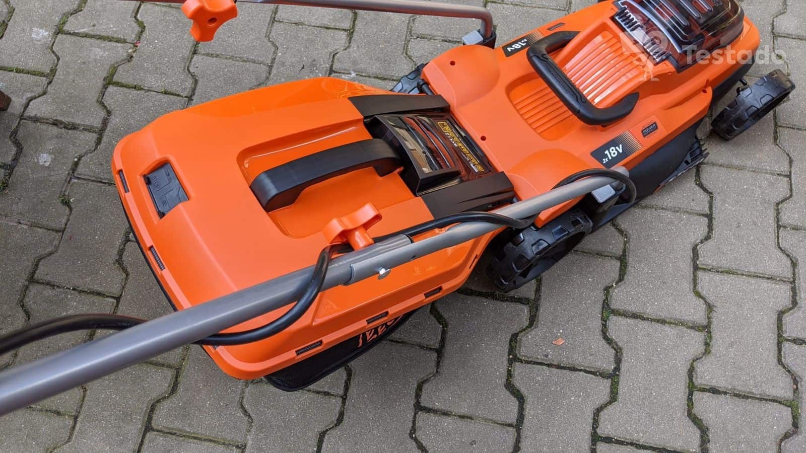 recenze a test sekačky Black & Decker BCMW3318