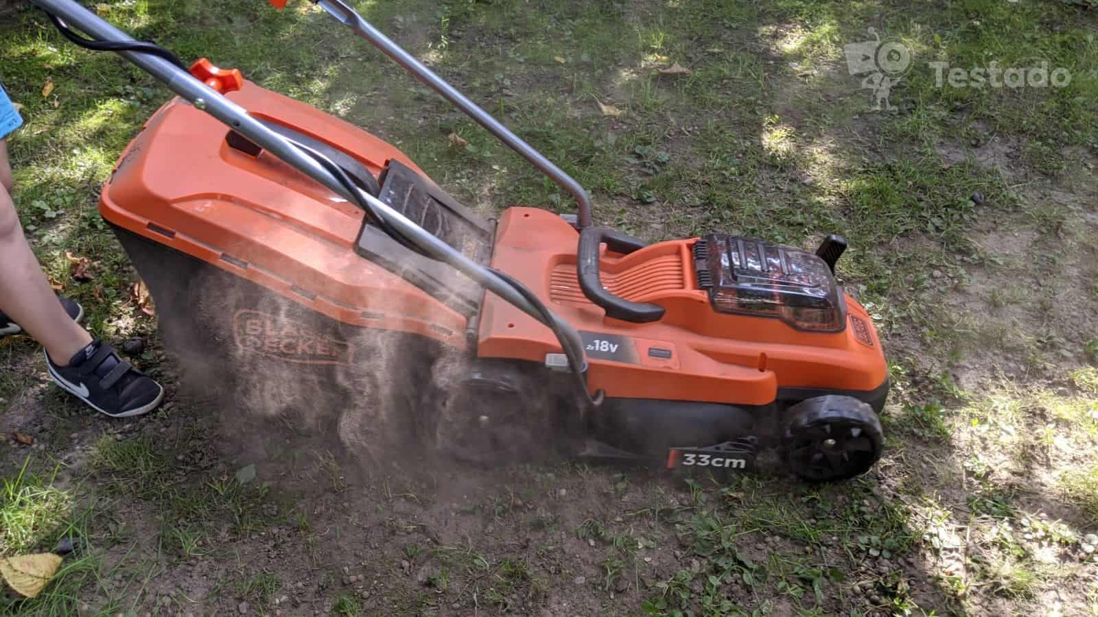 recenze zahradní akumulátorové sekačky Black & Decker BCMW3318