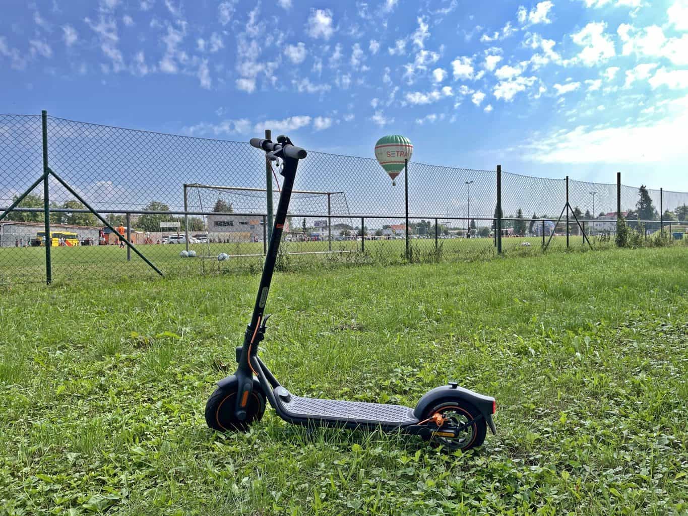 Recenze Ninebot Kickscooter F40E - obsah balení