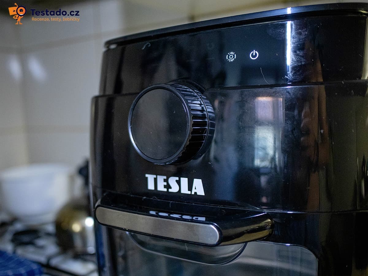 Recenze-TESLA-AirCook-Grill-QG800-WiFi-detail-cela.jpg