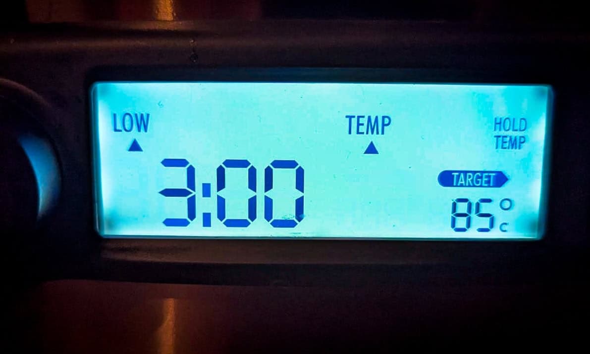 rozsvícená obrazovka Tesla SlowCook S900 Plus